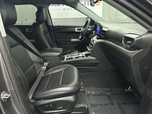 Used 2024 Ford Explorer XLT w/ Equipment Group 202A AWD/4WD image 20