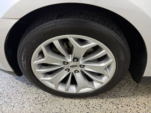 Used 2018 Ford Taurus Limited image 5