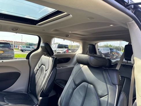 Used 2023 Chrysler Pacifica Limited FWD image 20