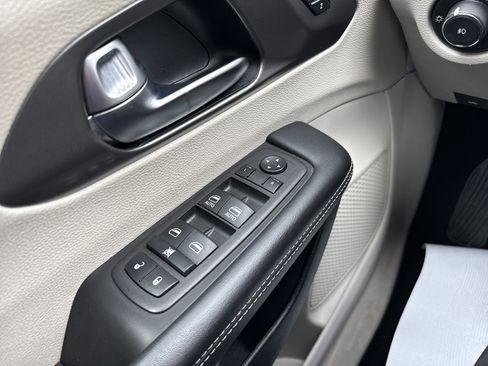 Used 2023 Chrysler Pacifica Touring-L FWD image 16