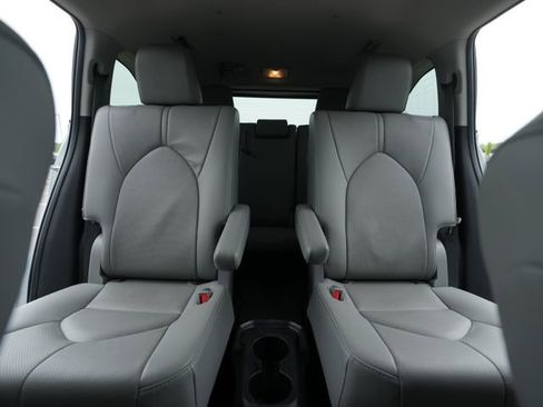 Used 2020 Toyota Highlander Limited FWD image 34