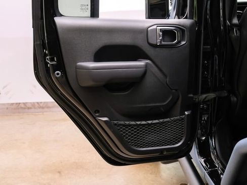 Used 2025 Jeep Wrangler Unlimited Rubicon w/ Technology Group image 67