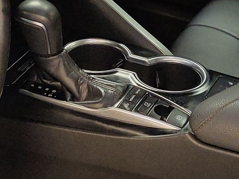 Used 2018 Toyota Camry XLE image 26