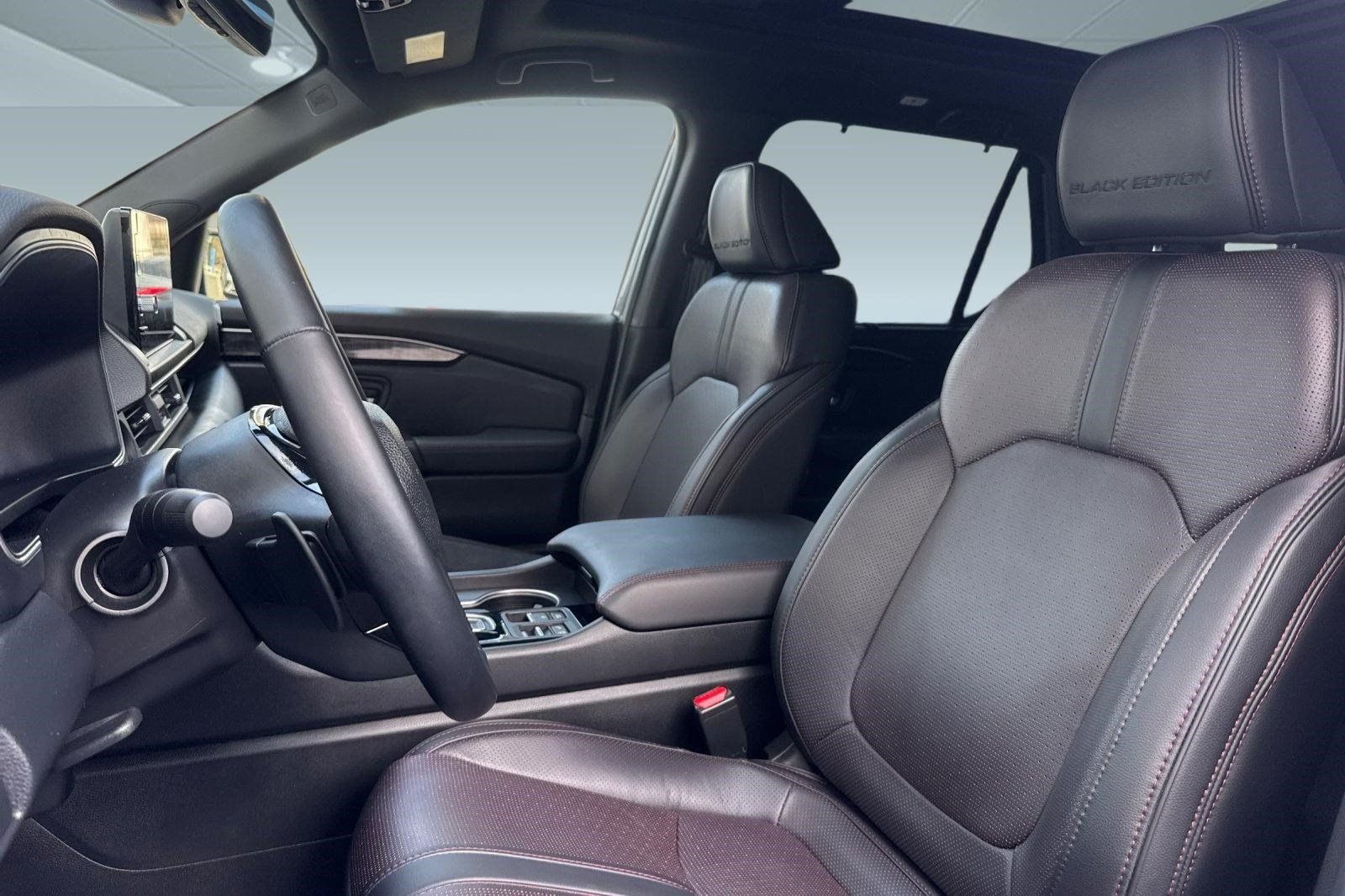 Certified 2025 Honda Pilot Black Edition image 5