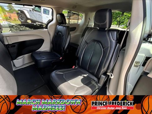 Used 2022 Chrysler Pacifica Touring-L image 21