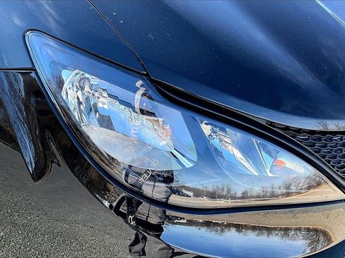 Used 2022 Chrysler Voyager LX image 30