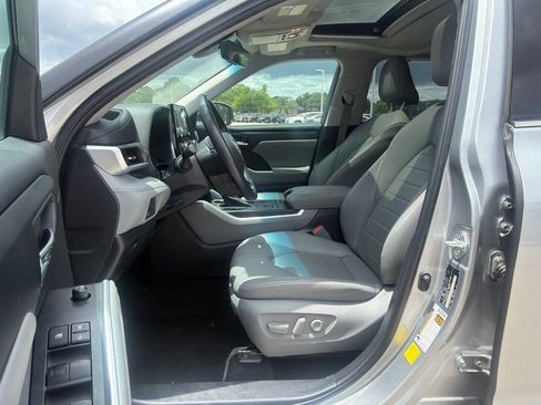 Used 2022 Toyota Highlander XLE AWD/4WD image 6