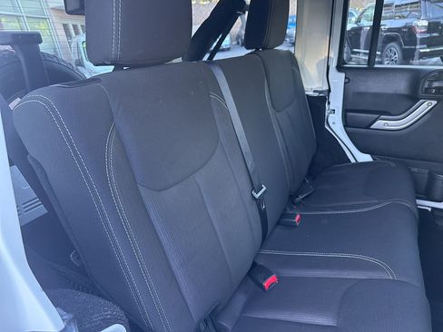 Used 2015 Jeep Wrangler Unlimited Sahara w/ Connectivity Group AWD/4WD image 36