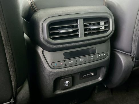 Used 2025 Honda Pilot TrailSport image 13