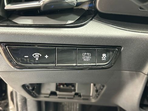 New 2025 Kia Niro LX image 12