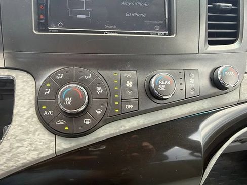 Used 2011 Toyota Sienna w/ Towing Pkg FWD image 10
