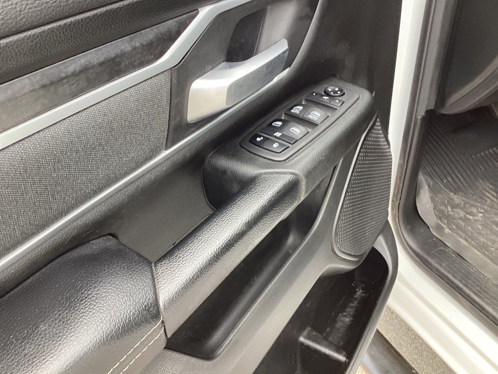 Used 2024 RAM 1500 Big Horn AWD/4WD image 9