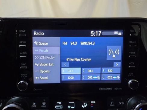 Used 2021 Toyota Highlander XLE AWD/4WD image 12