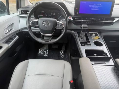 Used 2025 Toyota Sienna XLE FWD image 14
