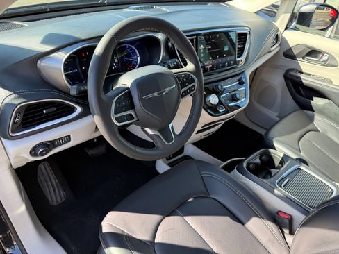 Used 2023 Chrysler Pacifica Touring-L image 14