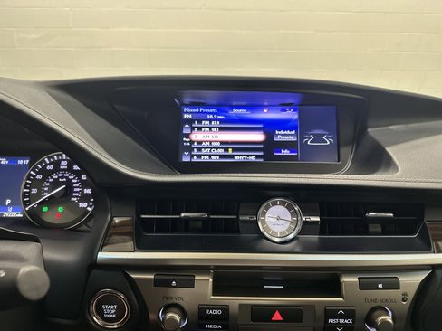 Used 2018 Lexus ES 350 w/ Navigation System Package image 23