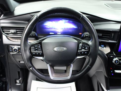 Used 2022 Ford Explorer Platinum w/ Technology Package RWD image 18