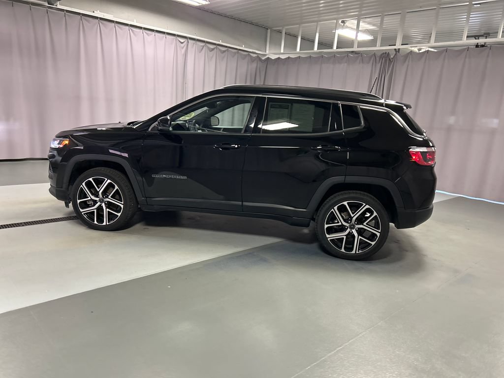 Used 2025 Jeep Compass Limited AWD/4WD image 4
