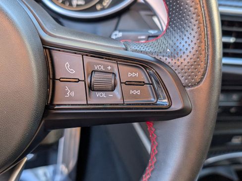 Used 2023 Alfa Romeo Stelvio Estrema image 31