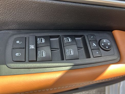 New 2026 Chrysler Pacifica Pinnacle image 16