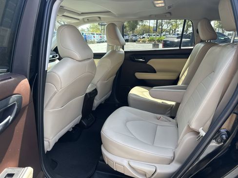 Used 2022 Toyota Highlander XLE FWD image 31