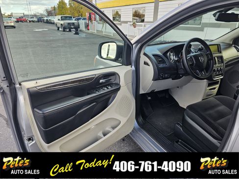 Used 2018 Dodge Grand Caravan SE w/ UConnect Hands-Free Group image 19