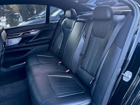 Used 2020 BMW 750i xDrive w/ Executive Package image 17