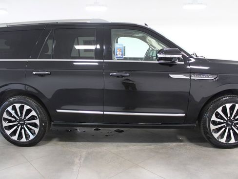 Used 2023 Lincoln Navigator Reserve image 11
