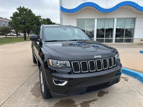 Used 2021 Jeep Grand Cherokee Laredo image 2