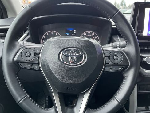 Used 2025 Toyota Corolla Cross LE image 28