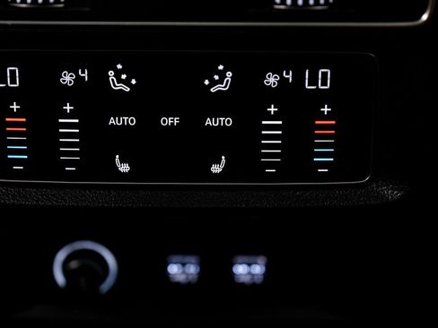 Used 2019 Audi Q8 Prestige w/ Luxury Package AWD/4WD image 43