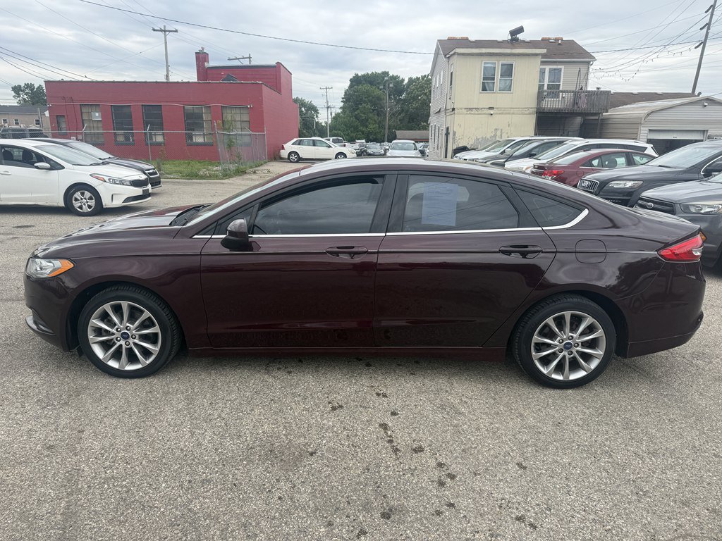 Used 2017 Ford Fusion SE w/ Fusion SE Technology Package FWD image 3