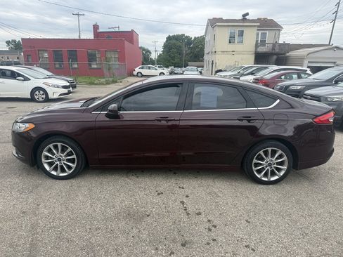 Used 2017 Ford Fusion SE w/ Fusion SE Technology Package FWD image 3