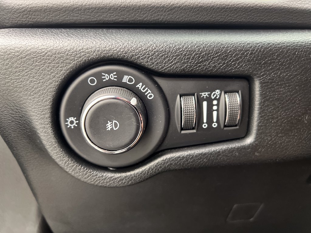 Used 2025 Chrysler Pacifica Select FWD image 59