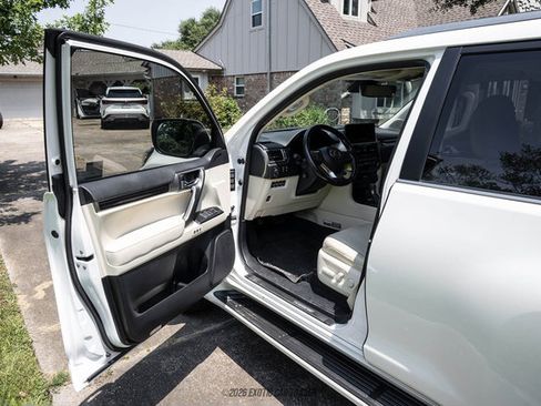 Used 2023 Lexus GX 460 Luxury w/ Sport Design Package AWD/4WD image 31