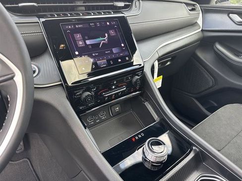 New 2025 Jeep Grand Cherokee Altitude image 14