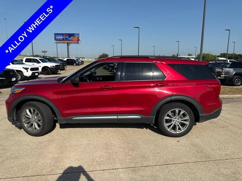Used 2023 Ford Explorer XLT w/ Equipment Group 202A RWD image 3