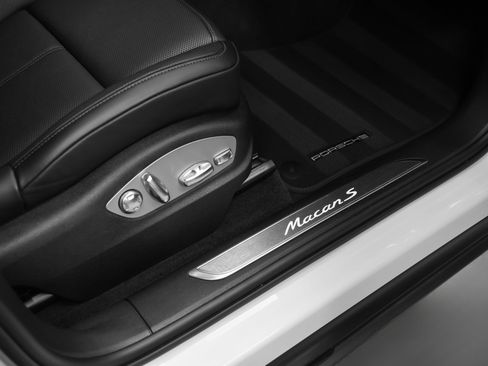 Certified 2025 Porsche Macan S image 22