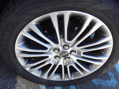 Used 2018 Lincoln MKX Reserve FWD image 12