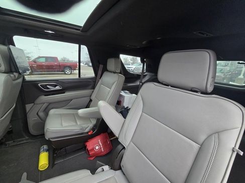 Used 2022 GMC Yukon SLT w/ SLT Premium Package image 8