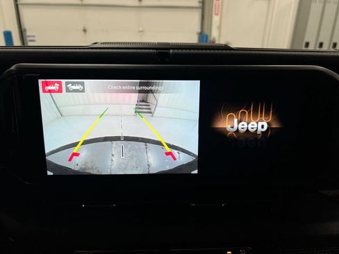 Used 2025 Jeep Wrangler Unlimited Rubicon w/ Convenience Group AWD/4WD image 16