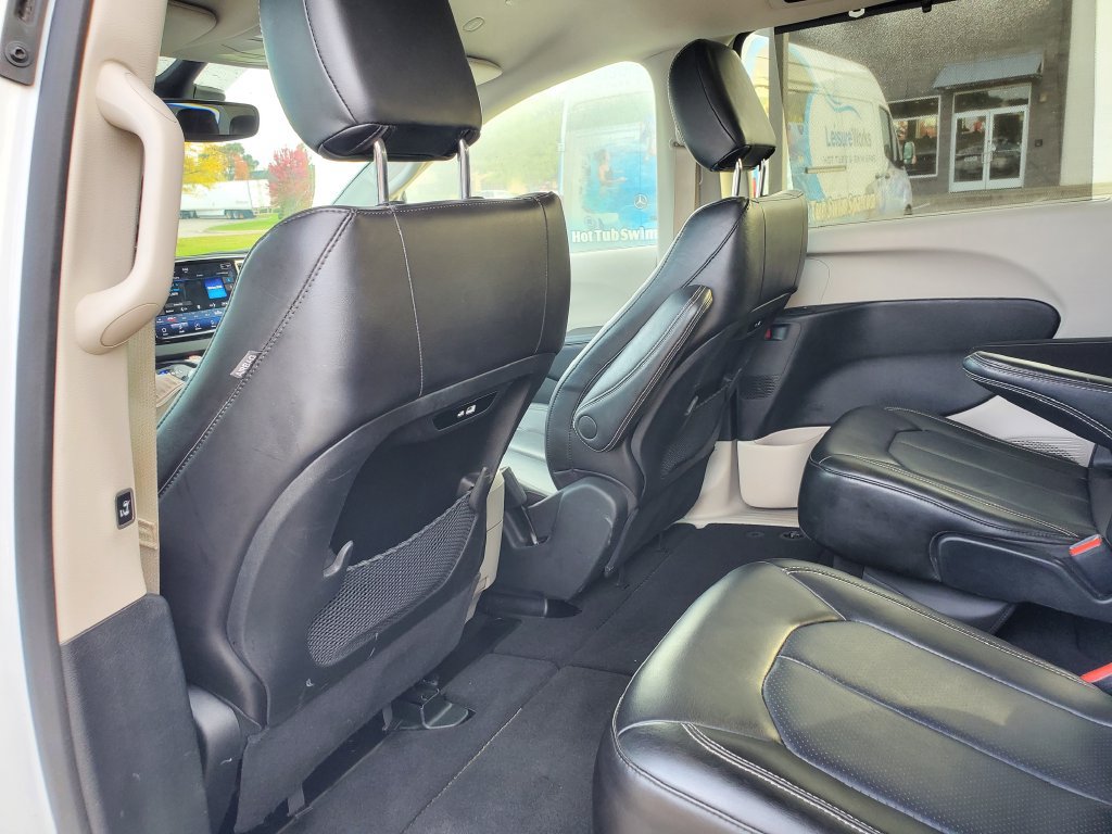 Used 2024 Chrysler Pacifica Touring-L FWD image 10