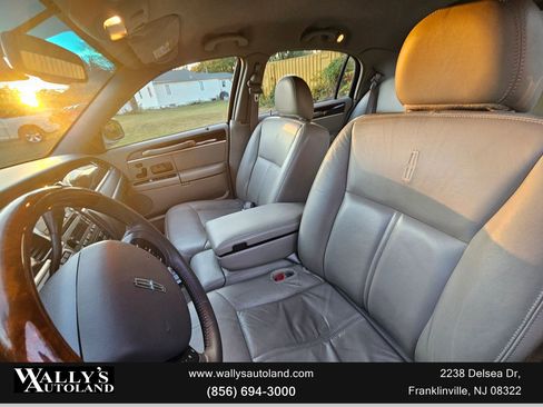 Used 2009 Lincoln Town Car Signature Limited image 14