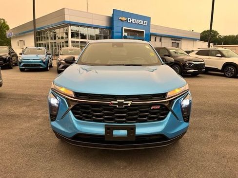 Used 2025 Chevrolet Trax RS w/ Sunroof Package FWD image 3