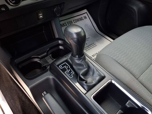 Used 2017 Toyota Tacoma SR AWD/4WD image 7