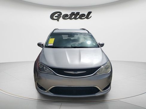 Used 2017 Chrysler Pacifica Touring-L w/ Tire & Wheel Group image 2