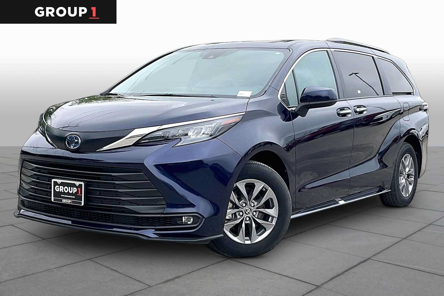 Used 2025 Toyota Sienna XLE FWD image 1