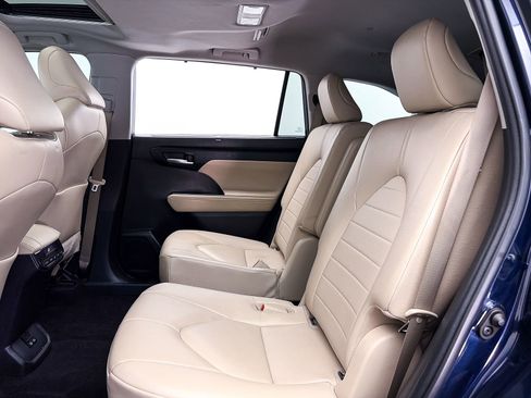 Used 2023 Toyota Highlander XLE FWD image 29