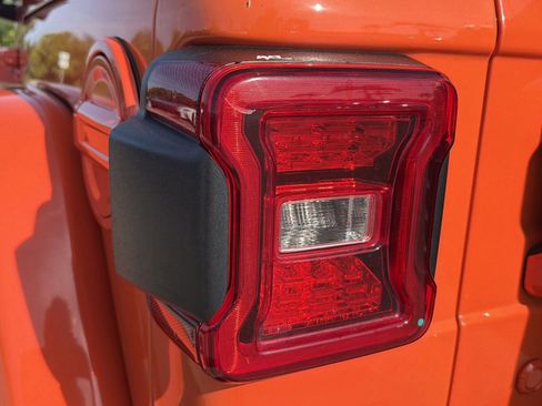 Used 2018 Jeep Wrangler Rubicon AWD/4WD image 12