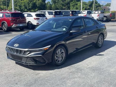 Used 2024 Hyundai Elantra SEL FWD image 3